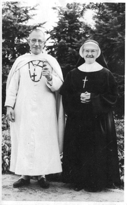 140519 Broeder Faust (Jan Hendrik Stoverink) samen met zijn zuster-zus Stoverink