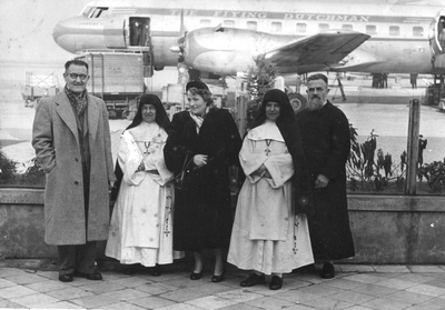 140521 Broeder Godfried (Gerard Strijbos - rechts) met familieleden (waaronder twee Witte Zusters) voor vertrek naar Afrika