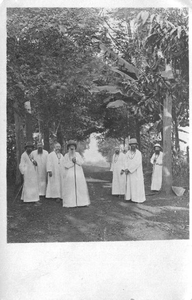 140526 Pater Gerrit Terneldell met collega's te Rubya in Tanzania