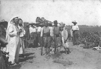 140527 Pater Gerrit Terneldell tijdens de druivenoogst op een wijngaard te Bunena in Tanzania
