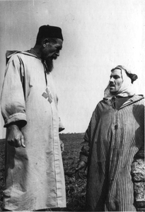 140529 Broeder Fidèle (Piet Theunissen) in gesprek met een plaatselijke bewoner van zijn missiepost in Noord-Afrika