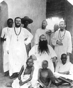 140532 Pater Henricus van Thiel met collega's in Tanzania