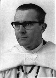 140536 Portretfoto van pater Paul van Thiel bij gelegenheid van zijn 25-jarig priesterfeest