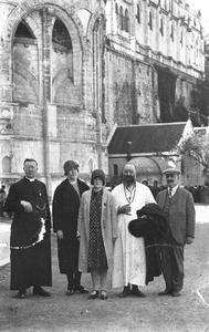 140539 Pater Piet Vekemans met kennissen op het kathedraalplein van Lourdes