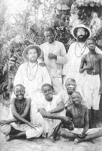 140540 Pater Piet Vekemans op zijn missiepost met enkele Afrikaanse catechisten in Tanzania