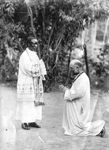 140542 Pater Piet Vekemans wordt gezegend door een Afrikaanse priester van het vicariaat Mwanza in Tanzania