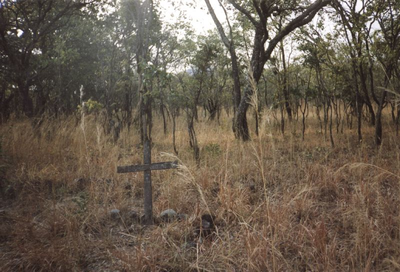 140543 Het nederige graf van pater Piet Vekemans in het struweel te Kipembawe in Tanzania