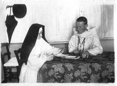 140545 Pater Gerard van der Ven in overleg met een Witte Zuster als econoom van een bisdom in Burundi