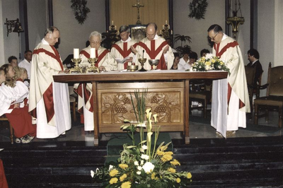 140549 Pater Harrie van de Ven achter het altaar (midden) tijdens de mis voor zijn 40-jarig priesterjubileum te ...