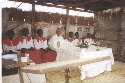 140558 Pater Leo Venhuizen tijdens een openluchtmis ter ere van de viering van Christus Koning te Lusaka in Zambia