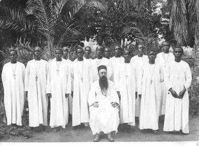 140560 Groepsfoto van pater Piet Verdaasdonk temidden van zijn seminariestudenten te Rubya in Tanzania