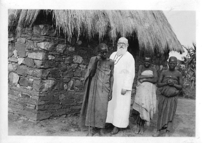 140563 Pater Emiel Verfürth met enkele melaatsen op zijn missiepost te Kagondo in Tanzania