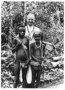 140565 Pater Piet Verstegen met twee pygmeeën in het Irumu-woud in Congo