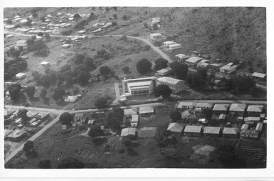 140568 Luchtfoto van de Kirumba parochie op de Mwanza missiepost van pater Piet Vesters in Tanzania