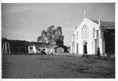 140569 De voorgevel van de Nyantakulwa kerk in bisdom Mwanza, waar pater Piet Vesters werkzaam was, te Tanzania