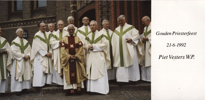 140570 Groepsfoto van pater Piet Vesters met medebroeders bij zijn gouden priesterfeest