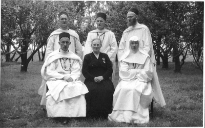 140623 Groepsfoto van vier broers en een zus, die álle vijf Witte Paters en Zuster zijn, met hun moeder De Wit
