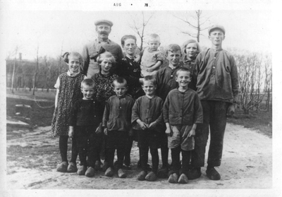140631 Groepsfoto van het 12-koppige gezin De wit met de kinderen Jacob, Cor, Albert, Rika en Piet