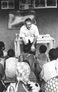 140632 Pater Piet de Wit spreekt de kinderen toe in het parochiekerkje van zijn missiepost Igogwe in Tanzania