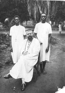 140640 Pater Jan Wijgergangs met twee Afrikaanse seminaristen te Rubya in het vicariaat Bikoba in Tanzania