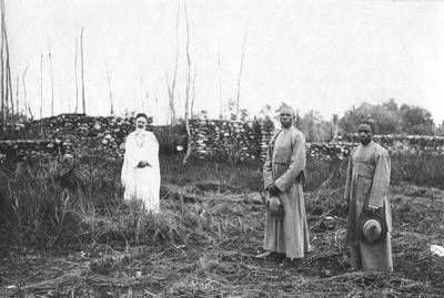 140641 Pater Jan Wijgergangs met twee Afrikaanse bijna-priesters bij de in aanbouw zijnde seminarie-kapel te Rubya in ...