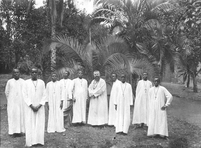 140642 Groepsfoto van pater Jan Wijgergangs met de studententen van het klein-seminarie te Rubya in Tanzania