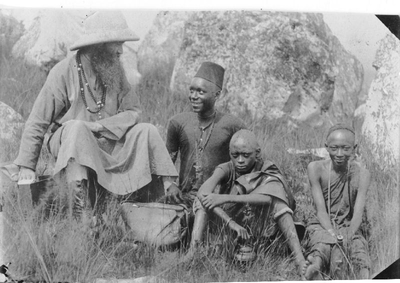 140658 Pater Bernhard Zuure met enkele dorpsjongens tijdens een trektocht in zijn missiegebied in Burundi