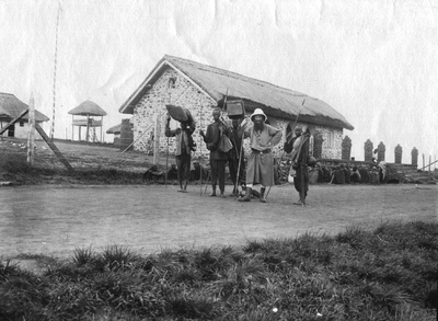 140660 Pater Bernard Zuure met enkele medereizigers voor het postkantoor te Gitega in Burundi