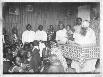 140661 Pater Bernard Zuure leidt een vergadering op zijn missiepost in Burundi