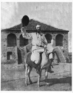 140672 Pater Nicolas Hoscheit onderweg per ezel te Ufipa in Tanganyika (tegenwoordig: Tanzania)