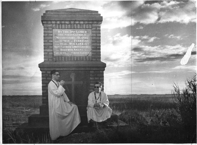 140675 Witte Paters voor het monument dat aangeeft dat hier in 1879 Witte Paters aankwamen in Uganda