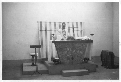 140686 Priester draagt de H. Mis op in de kapel te Nakaba in Burkina Faso