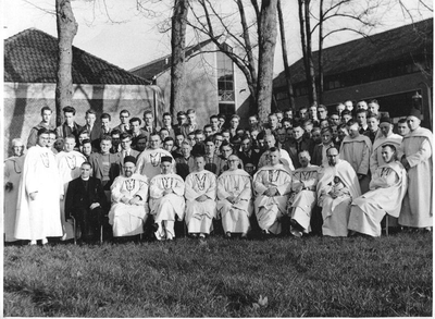 140693 Groepsfoto van de communiteit en leerlingen van het klooster te Santpoort