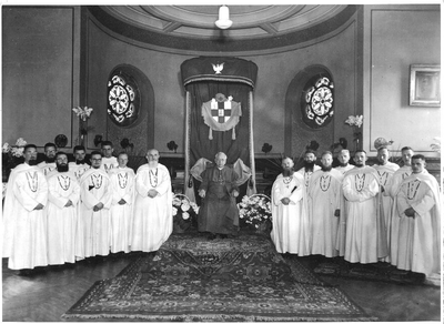 140696 Groepsfoto van de gewijde priesters met mgr. Johannes Huibers van bisdom Haarlem in de kloosterkapel te 's-Heerenbergh