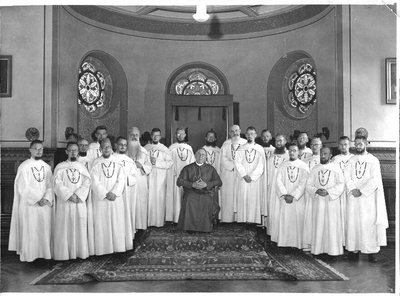 140698 Groepsfoto van de gewijde priesters met monseigneur van het bisdom Utrecht in de kloosterkapel te 's-Heerenbergh