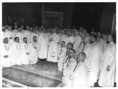 140699 Het kapittel van de Witte Paters in Rome met paus Pius XII en algemeen overste Leo Völker