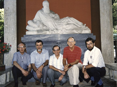 140701 De Generale Raad van de Witte Paters bij een monument van hun stichter Charles Lavigerie te Rome