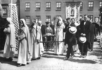 140702 Witte Paters nemen deel aan een processie met reliekhouder op een tweemansdraagbaar [te Boxtel]