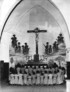 140706 Schoolmeisjes knielen devoot voor een altaar ter ere van de martelaren van Oeganda in de kerk te Namugongo in Oeganda
