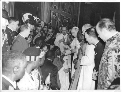 140707 Een Afrikaanse delegatie op audiëntie bij paus Leo XII bij de heiligverklaring van de 22 martelaren van Oeganda