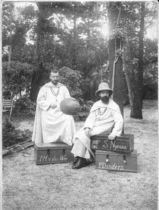 140721 Witte Paters Martin van der Wee en Max Donders klaar voor de reis naar de missie van Nyanza in Kenia