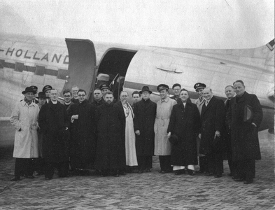 140722 Witte Paters en andere religieuzen staan klaar voor vertrek met het vliegtuig vanaf Schiphol naar de missie in Afrika