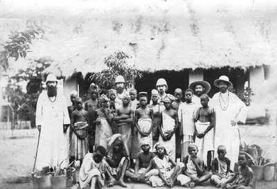 140724 Witte Paters van de missie te Kala (een kustplaats aan het Tanganyika Meer) met een groep bekeerlingen in Tanzania