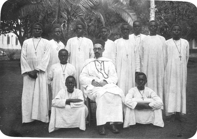 140726 Afrikaanse novicen met hun leraar in de tuin van hun seminarie [te Algiers]