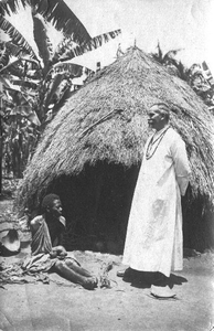 140727 Witte Pater Balthasar met een melaatse Afrikaan voor zijn hut in Afrika
