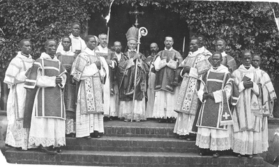 140729 Bisschop Balthazar met een groep Afrikaanse priesters in Afrika