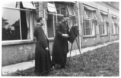 208218 Pater De Haan als fotograaf, links pater Colen