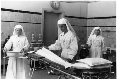 208234 Zusters van Baarlo die worden opgeleid als ziekenzuster aan het werk in de operatiekamer (Missie- en ...