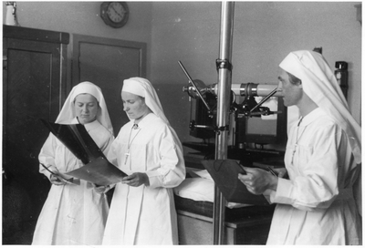 208235 Zusters van Baarlo die worden opgeleid als ziekenzuster aan het werk op de röntgenafdeling (Missie- en ...