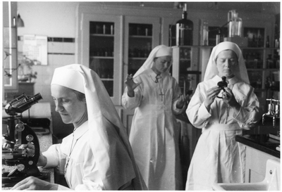 208237 Zusters van Baarlo die worden opgeleid als ziekenzuster aan het werk in het laboratorium (Missie- en ...